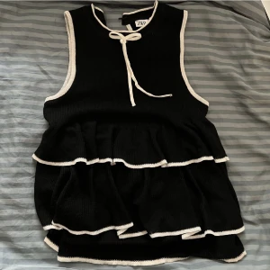 Zara topp - Supersöt stickad volangtopp från zara i strl S! Helt utan defekter eller noppror🥰 går inte att få tag på denna då den är inhandlad för cirka 3 år sedan!🥳