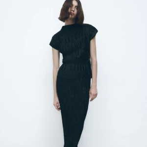 Zara topp  - Fin plisserad topp från zara , Använd fåtal gånger   Buda inte om du inte vill köpa!!! Bud är bindande 