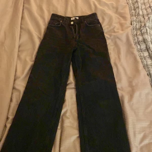 Svarta jeans från Zara - Säljer då de inte pasta i midjan. Jag är 168 cm lång. Använt fåtal gånger. Superbra skick. Köparen står för frakt!