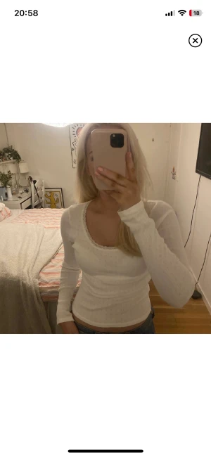 Brandy melville - En tröja ifrån brandy melville andvänd 1 gång då jag inte tyckte jag passade i den ❤️ frakten kostar 69kr