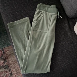 Juicy couture  - Ljus gröna Juicy brallor som jag haft sen augusti (2022) Använt då och då och dem är i väldigt bra skick (som nya)💗 skriv för fler bilder 
