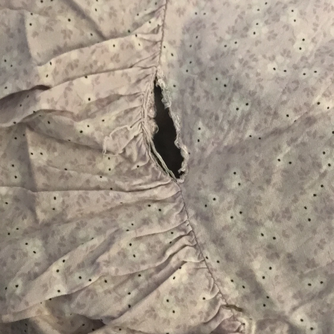 Fin men hål där bak men synd it när den e på svart där bak lite  - 90