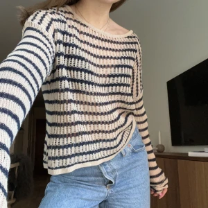 Randig stickad tröja - Jättefin randig, stickad tröja (beige och marinblå) från bikbok!! Perfekt i vår/sommar🤎