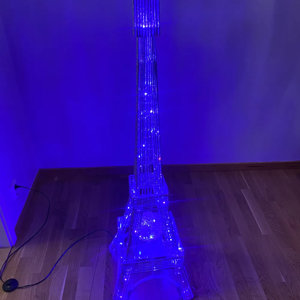 Denna vara är en dekoration som liknar Eiffeltornet som även lyser upp och det är två stycken.. Övrigt.