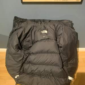 Hej jag säljer min North Face puffer jacka nu då jag inte använt den riktigt. Den kanske kan varit använd Max 4-5 gånger. Den är väldigt varm och hjälper väldigt mycket mot kylan.  Några mer frågor så är det bara skriva! 