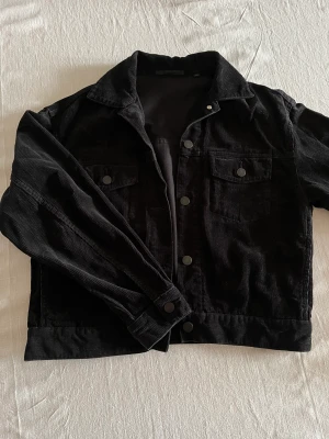 Svart manchesterjacka - Svart manchesterjacka som passar perfekt nu till våren🔥jackan är knappt använd i storlek xs från uniqlo och köptes ny för 400kr