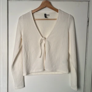 Vit kofta - Gräddvit kofta från H&M. Aldrig använd. Strl M.