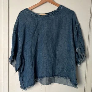 Jeanstop - Topp i jeansaktigt material från Weekday. Strl M. Inga tydliga tecken på användning.