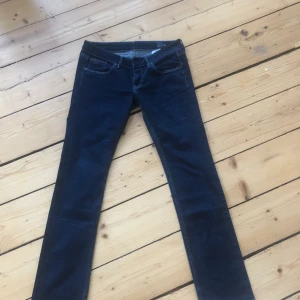 Mörkblåa jeans  - Säljer mina lågmidjade mörkblåa jeans från G-Star i storleken W31 L34. Dock skulle jag säga att dem är lite mindre i storleken då dem passar mig som har storlek S/36. Säljer dem för 300 inklusive frakten🌸 Fler bilder kan skickas vid intresse!