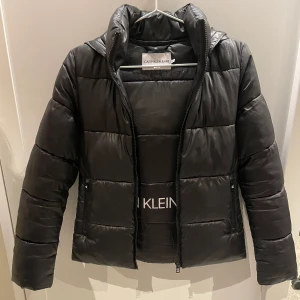Calvin Klein jacka  - En Celvin Klein jacka i fint skick. Haft i ungefär 1 år. Säljer pågrund av att den sällan kommer till användning nu! Kontakta mig för fler bilder!❤️‍🔥 köparen står för frakt. Ordinarie pris: 1899 kr.