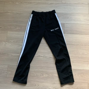 Palm Abgles trackapants - PALM ANGELS trackpants storlek M. Används sällan där av till försäljning. Märke på rumpan men inget som syns när dem sitter på. Annars kanon skick.