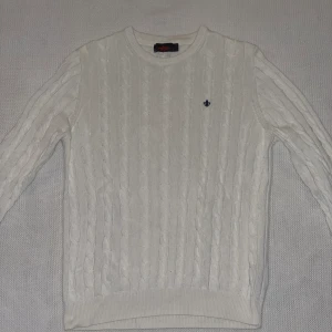 Morris tröja stickad - Morris tröja köpt i Stockholm på deras egna butik. Säljs för att jag inte använder den längre, skicka 7/10