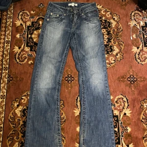 Lågmidjade jeans - Lågmidjade jeans från lindex i storlek 34. Midjemått 36 och innerbenslängd 79❤️ De passar inte mig så har inga bilder med de på!!