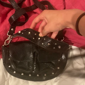 crossbodybag - går att leka runt lite med banden om man vill att den ska sitta annorlunda 