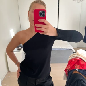 Topp - Tunnt stickad one shoulder topp från zara. Oanvänd, prislappen sitter kvar. Storlek S. 