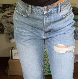 Jeans NA-KD - Jättesnygga jeans ifrån NA-KD som inte kommit till användning då de är för stora för mig. Endast provade så i nyskick! Skriv för mer foton och mått som de önskas🌸❤️ 