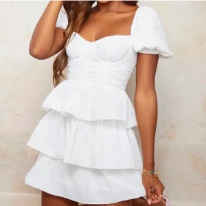 Vit klänning - Så fin klänning, aldrig använd 🤍