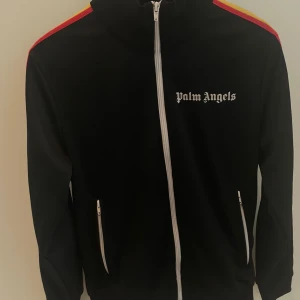 Palm Angels kofta  - Storlek S, äkta - köpt från återförsäljare KaspersHeat för 3275kr, säljs för 2000kr. Pris kan diskuteras.  Kan fraktas.   