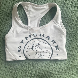 Gymshark sport-bh  - Obs läs text! Storlek S, endast använd en gång samt tvättad. Har små sminkfläckar fram (zooma). Mycket möjligt att dessa går bort med fläckborttagning, använde ej det när jag tvättade. Därav lågt pris! 