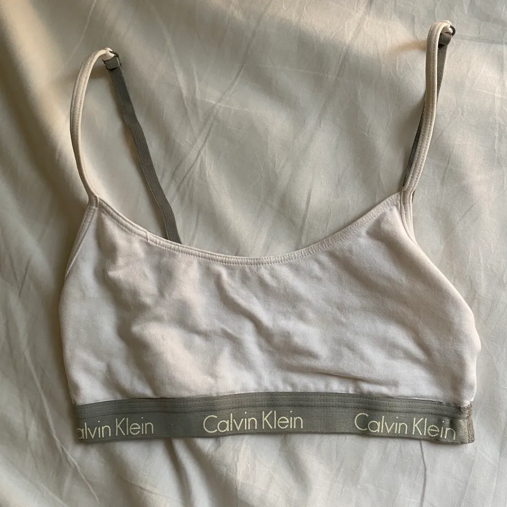 Jättesöt bralette från calvin klein i strl s, dock liten så passar bättre på xs! Frakt 26kr💕. Övrigt.