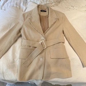 Kappa  - Kappa från Gina knappt använd!! Den faller så fint på kroppen. Beige och vit