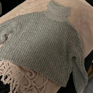 Stickad polo tröja  - Jätte skön stickad polo tröja. Kortare modell,  den slutar strax övande midjan, storlek M passar även S 