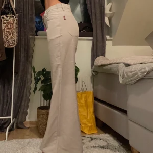 Beige byxor - Skit snygga byxor köpt från humana, långa på mig som är 170:)