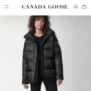 Säljer denna knappt använda Canada Goose jacka i storlek XXS.  den har ”CANADA GOOSE” skrivet i reflex-material på ena armen. Den är Overzise så passar även XS och S. Köpt på NK. Kvitto finns.
