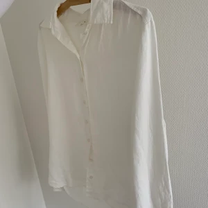 Linneskjorta från Adsgn  - Jättefin men kommer inte till användning 🤍 💗använt några gånger  💗oversized fit  💗köpta betalar frakten, priset beror på vikten 