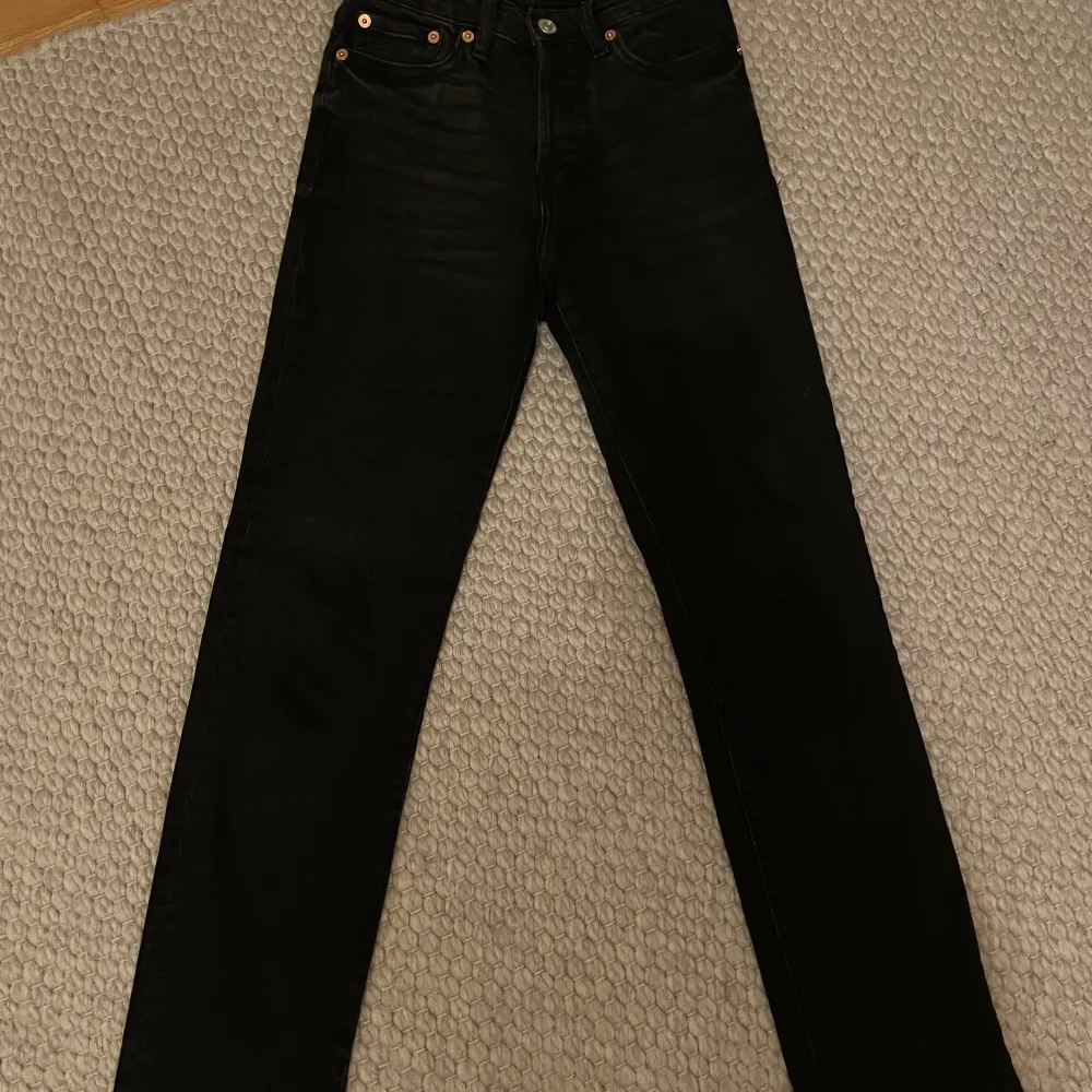 Svarta jeans från mango i en halvrak modell. Fin detalj nertill. Säljer då de blivit försmå 🌸 storlek 32. Jeans & Byxor.