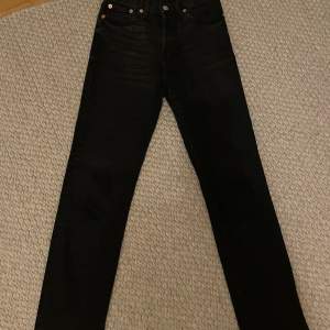 Svarta jeans från mango i en halvrak modell. Fin detalj nertill. Säljer då de blivit försmå 🌸 storlek 32