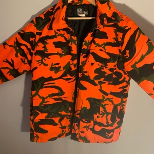 Patriot Industries - En vintage patriot industri jacka i bra skick. Jackan har ganska stor passform och är gjord i USA. Dragkedjan är lite seg men funkar.