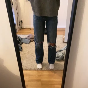 Jeans från Gina Tricot - Säljer mina superfina jeans från Gina tricot, sparsamt använda. Köpta för 600kr, det finns vecka nedtill eftersom jag haft de uppvikta då de är lite långa på mig som är 165 cm. Tveka inte att kontakta mig för frågor eller fler bilder!💕