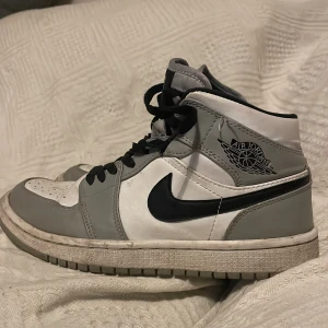Jordan 1’s - Ett par Jordan 1 Mid smoke. Täcken på användning finns men dom är fortfarande välskötta:)