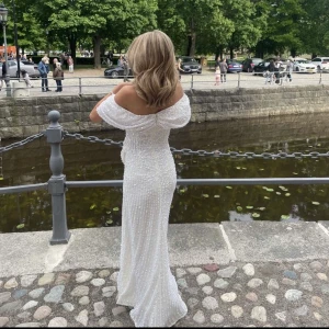 Balklänning  - Balklänning från ASOS. Klänningen är uppsydd för att passa mig i klackar (jag är 155cm)