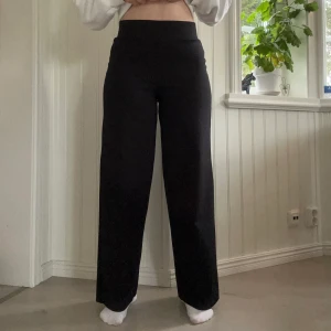 Svarta byxor från Gina Tricot i sterlek S - Fina svarta byxor från Gina Tricot i storlek S med raka ben. Använda och det finns några få noppor men inte alls mycket. 