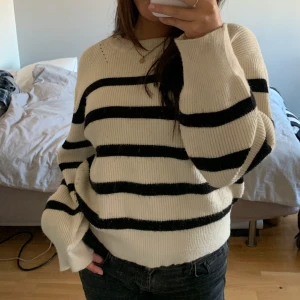 Stickad tröja  - Säljer denna randiga otroligt sköna stickade tröjan. Storlek S, passar även xs! Varit en favorittröja men tröttnat på tröjan nu!💖