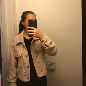 tunn beige jacka  - säljer min tunna beiga jacka från shein för den inte längre kommer till användning, den har dock tyvärr en liten skada vid högra ärmen som ni kan se på bilden. Kontakta mig för fler bilder eller information. frakt står köparen för💕💕💕