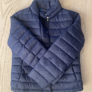 Polo Ralph lauren Jacka strl M  - Säljer en oanvänd Polo Ralph Lauren jacka i strl M. Ganska liten i strl. Helt nyskick  Ok 