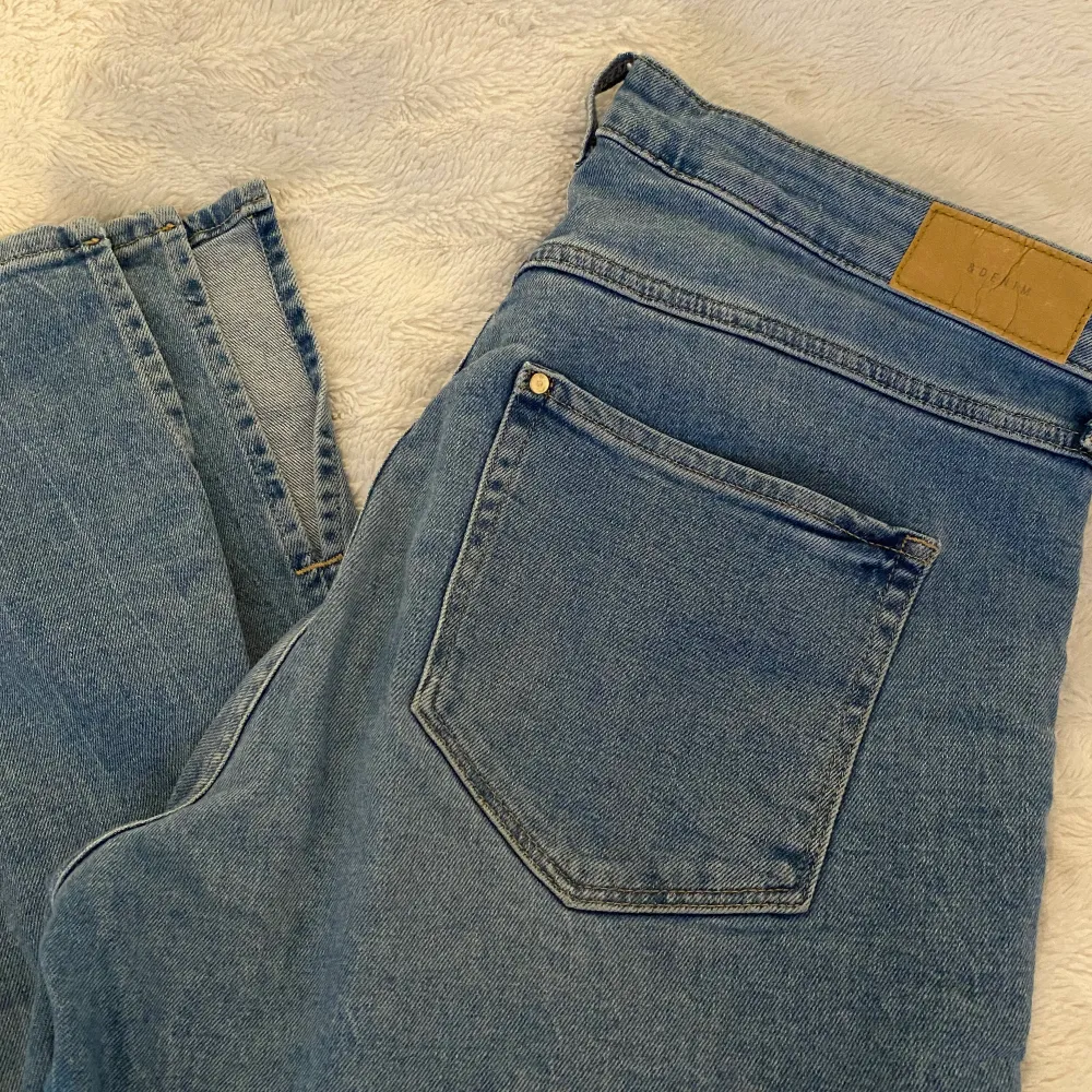 Ett par bootcut jeans med slits. Byxorna är från HM, älskar dem men de är Tyvär för stora. . Jeans & Byxor.
