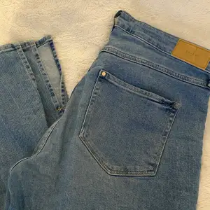 Ett par bootcut jeans med slits. Byxorna är från HM, älskar dem men de är Tyvär för stora. 