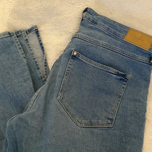  Bootcut jeans med slits - Ett par bootcut jeans med slits. Byxorna är från HM, älskar dem men de är Tyvär för stora. 