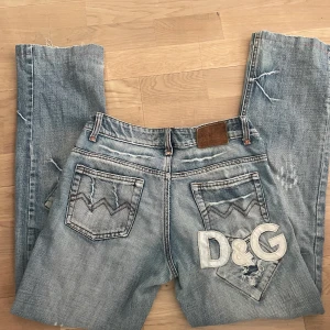 D&G jeans  - Säljer mina älskade jeans som inte kommer till användning länge, köptes Grekland Second hand ,knappen sitter lite löst men inget man märker, innerbenslängd 73 cm midjemått 35 cm rakt över, sitter som typ lite bootcut + straight leg , jag är 155