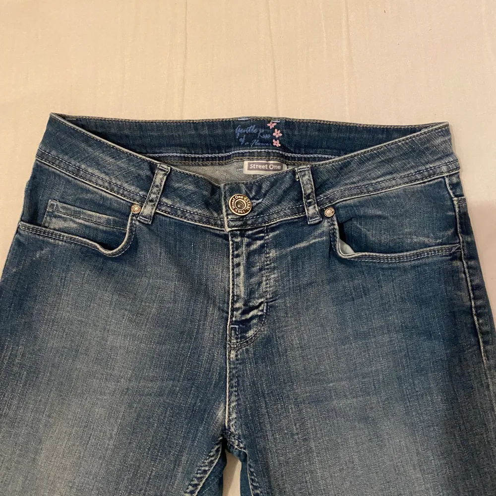 Säljer nu mina super  fina lågmidjade jeans då de inte kommer till andvändning,aldrig andvända!🥰. Jeans & Byxor.