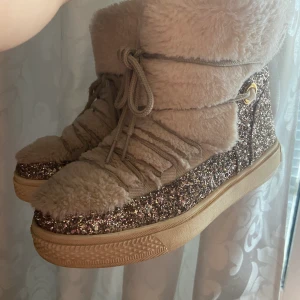 Vinter skor  - Säljer mina super söta vinter skor , med samma päls på utsidan som på insidan . Dom är i st 37 men dom är lite större i storleken så det får plats med varmare strumpor i  ❤️ köpta för 1400 på zalando  , mitt pris är 600 kan gå ner lite i en snabb affär ❤️ 