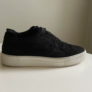 Arigato skor  - Storlek 43 (passar även som 42), fint skick, svarta. Jag säljer dom pågrund av att jag har växt ur dom.