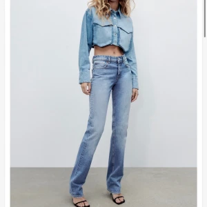 Zara jeans  - Säljs då det är försent att lämna tillbaka dem. Enbart testade. Modellen heter mid Rise straight jeans från zara och är i storlek 40. Frågor eller fler bilder kan tas privat 💗