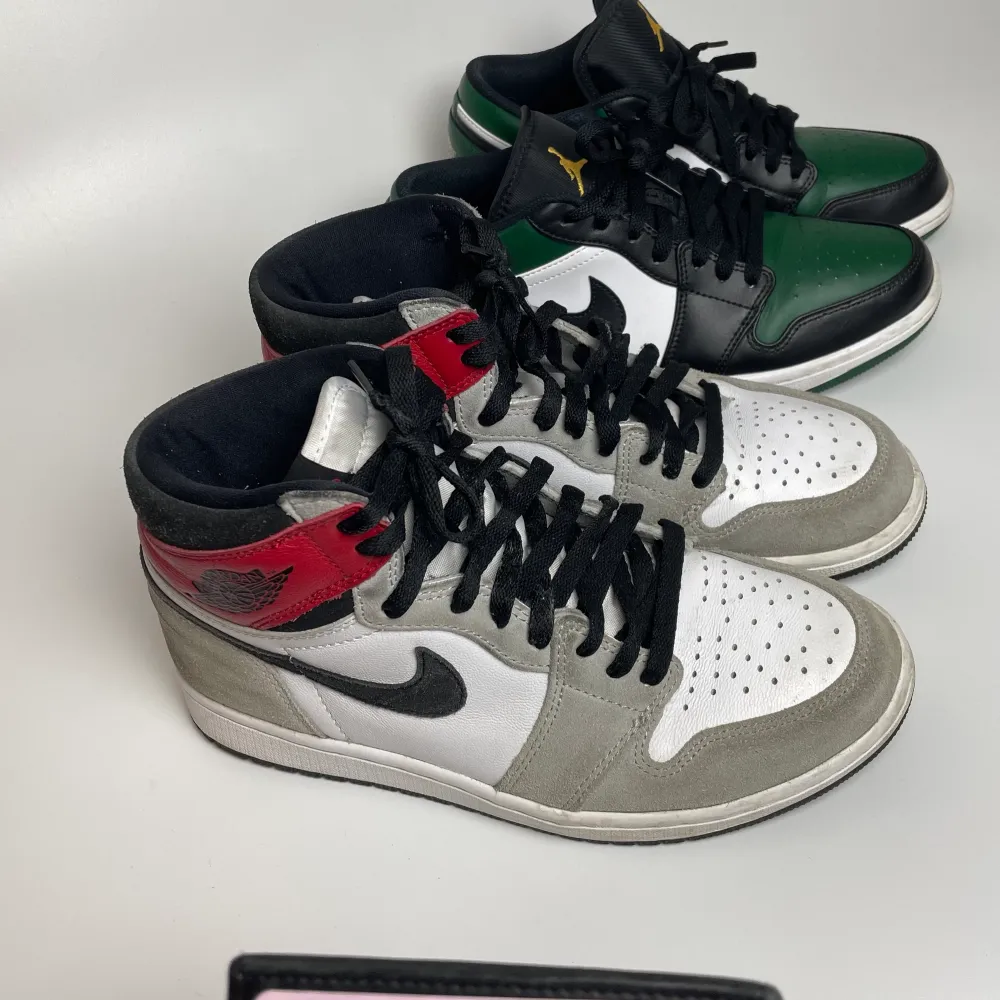 WTS Jordan 1’s x2 Air Jordan 1 green toe -Skick: inte mycket använda, lite creases och lite smuts men inga direkta flaws. Undersidan ser nästan som ny ut.  -Pris 1399:- Air Jordan 1 High Light Smoke grey (såld). Båda paren kommer med replacement boxar. Skor.