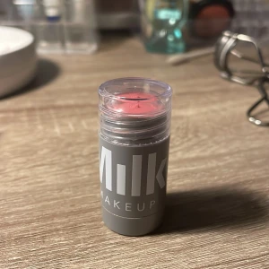 Milk blush i färgen Dash - Säljer den bästa blushen som finns. Det är milk blush i färgen dash. Säljer den för den färgen inte passar just mig. Fint skick men testad Max 3 gånger och nästan allt finns kvar😻