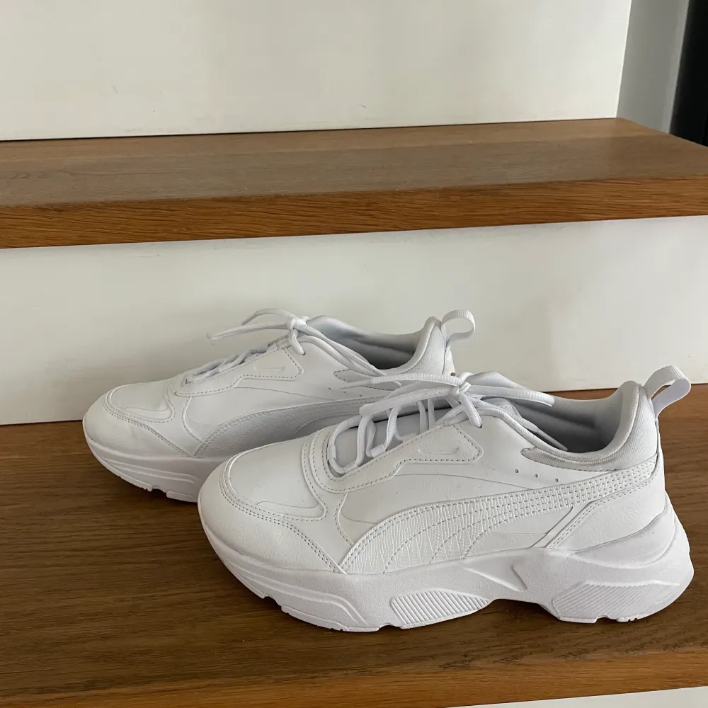 Helt nya vita pumasneakers i storlek 39 😊. Skor.